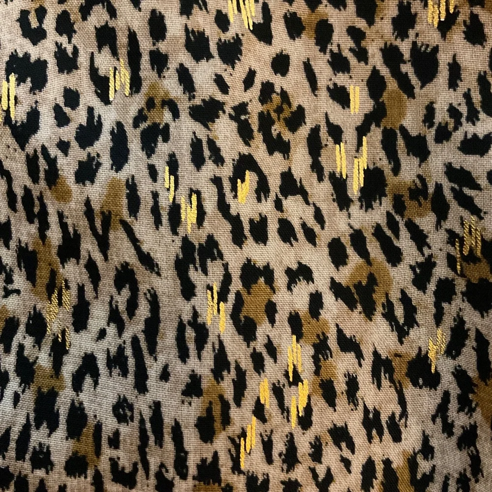 Beautiful ladies v neck long sleeve blouse.  Like new!  Vince Camuto size large - Picture 9 of 9